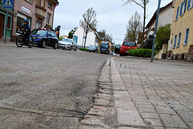 Vom Fehler bei den Kabelarbeiten vor Ostern ist am 9. April nichts mehr zu sehen. Der Verkehr rollt über einen neu aufgebrachten ...