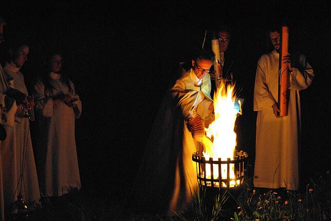 Eine ganz besondere Atmosphäre war am Samstagabend auf dem Aufriedhof bei der Altkatholischen Gemeinde, als das Osterfeuer entzündet wurde.