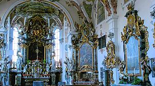 Reich verziert und üppig ausgestattet ist die barocke Kirche Sankt Bernhard in Wald. Hier findet im Januar ein Begrüßungsgottesdienst statt.