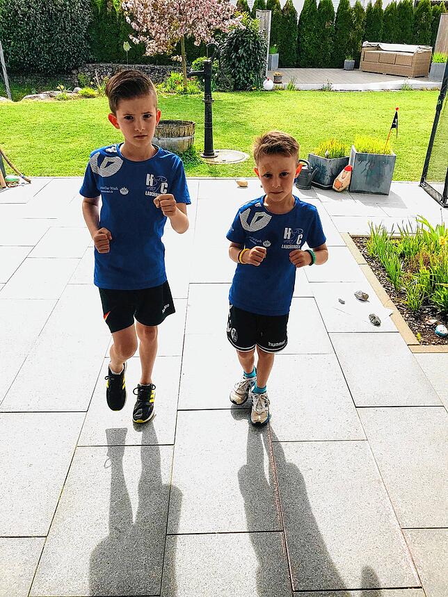 Jonathan und Samuel beim &bdquo;Lauftraining&ldquo;.