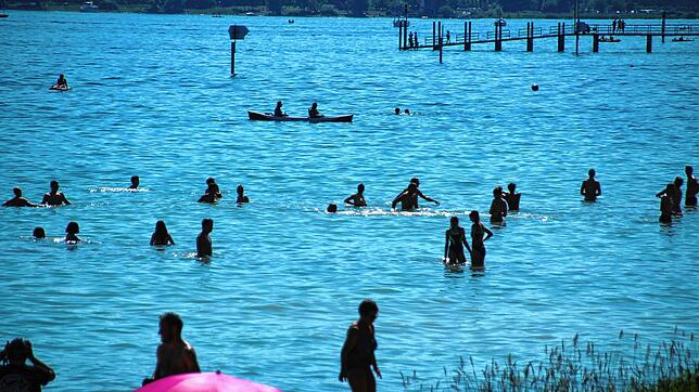 Unzählige Menschen gingen in den Konstanzer Strandbädern am Vatertag baden. Die Hinweisschilder wurden nach Aussagen der Badenden ...