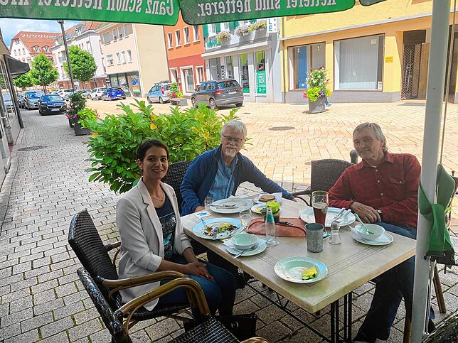 Besprechung: Sandhya Hasswani mit Lektor Markus Manfred Jung und Verleger Wendelinus Wurth, von links, bei einer Besprechung.