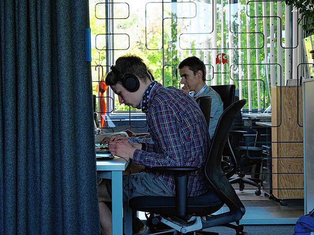Sie gehörten zu den jüngsten Teilnehmern des Hackathon und werteten SÜDKURIER-Daten aus: Eric Jakob und Patrick Sonnentag.