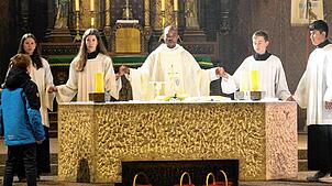 Pfarrer Norbert Nutsugan hält im Oktober 2024 den Festgottesdienst anlässlich des 1225-jährigen Bestehens der Remigiuskirche.