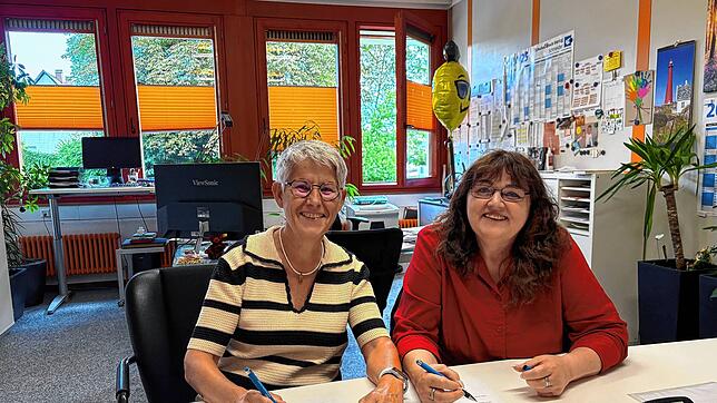 Die Rektorinnen der Werner-Kirchhofer-Realschule und der Rudolf-Eberle-Schule, Ricarda Hellmann und Erika Breiling, unterzeichnen die ...