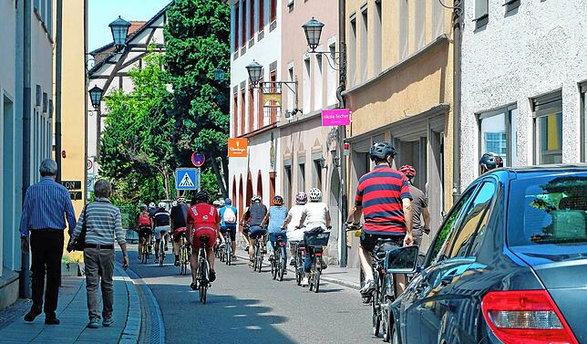 Es gibt viele Nadelöhre für die wachsende Zahl an Radlern: Eine Gruppe Tourenradler, E-Biker und dazu ein Tempobolzer in der ...