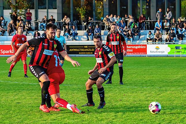 Bild 13: TuS Kleines Wiesental sichert sich ein 2:2 beim Tabellenführer FSV Rheinfelden II &ndash; wird haben die Bilder!