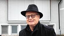 Wolf-Dieter Karle, Ortsvorsteher von Hindelwangen, vor dem Schulanbau, der bald für die Vereine umgebaut wird.