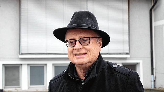 Wolf-Dieter Karle, Ortsvorsteher von Hindelwangen, vor dem Schulanbau, der bald für die Vereine umgebaut wird.