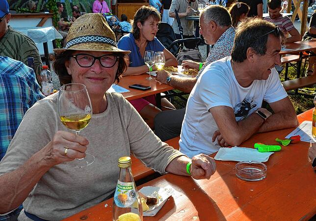 Bild 16: Beim Bermatinger Weinfest wird auch am Samstag gefeiert! Wir haben die besten Bilder – Teil 2