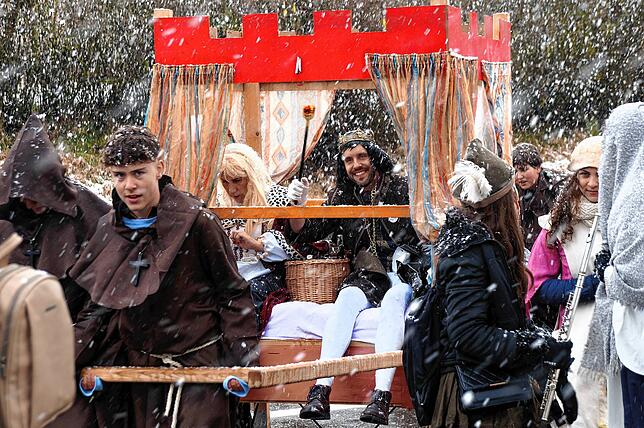 Bild 5: Markgraf Florian von Hohenfels: Bilder vom Sturz und der öffentlichen Läuterung des Hofstaats