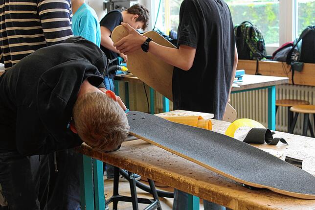 Ein prüfender Blick beim Anschrauben der Achsen darf nicht fehlen.