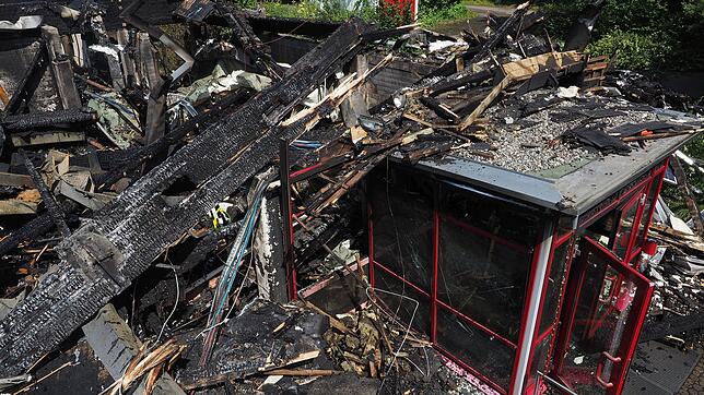 Nur die Eingangstür blieb unversehrt: das Schwaketenbad am Tag nach dem Brand im Juli 2015.