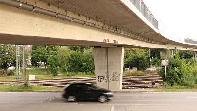 Die Hagelrainstraße wird im Herbst drei Wochen gesperrt. Direkt unter der Schellenbergbrücke wird die Fahrbahnaufgerissen. Hier wird der ...