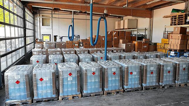 Blick in das provisorische Lager in der THW-Unterkunft im Kaitle. Zu sehen ist Flächendesinfektionsmittel in Großgebinden.