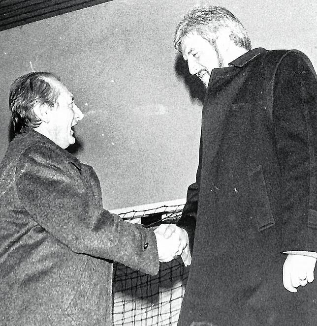 Der Stockacher Bürgermeister Franz Ziwey gratuliert Hans Veit am 13. März 1988 zur Wahl.