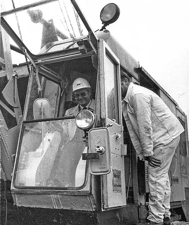 Robert Maus, damaliger Landrat, setzt mit einem Bohrgerät den ersten „Spatenstich“. Etwa 200 Pfähle müssen in den Boden ...