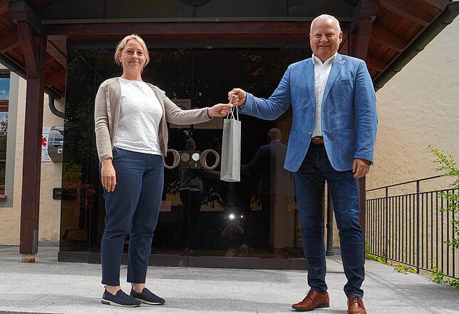 Bürgermeister Daniel Heß gratuliert Hauptamtsleiterin Daniela Warnkönig zum 20. Dienstjubiläum.