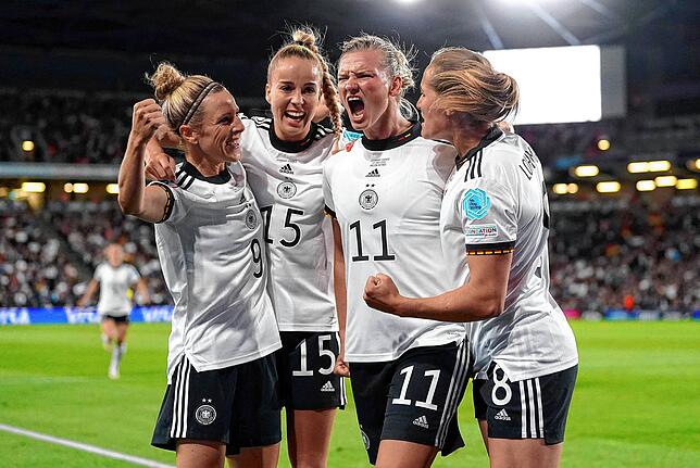 Deutschland jubelt bei der Fußball-Europameisterschaft der Frauen: Alexandra Popp (Zweite von rechts) hat den Ball versenkt.