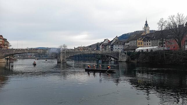 Jetzt transportieren Weidlinge auf dem Rhein den Salm unter der Brücke herbei.