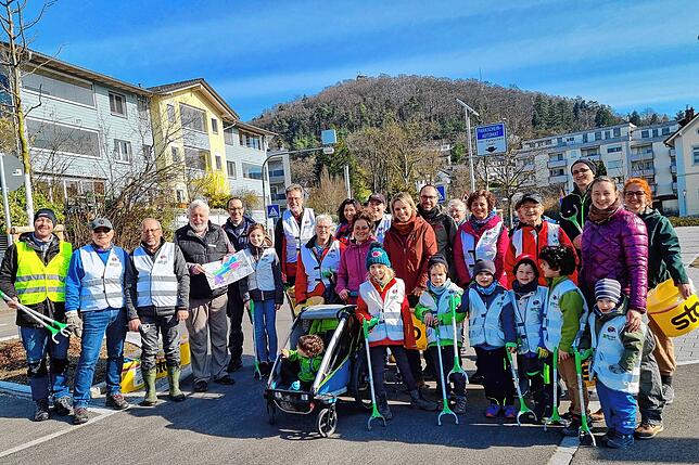 20 Erwachsene und ihre Kinder griffen in Tiengen zu Mülleimer und Müllzange.