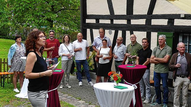 Sonja Heger (links), Vorsitzende des Vereins „Miteinander im Mesnerhaus“, führt launig durch den Festakt, wertschätzt das Engagement ...