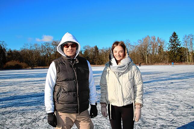 Tobias und Amelie Ackermann drehen am Montag ihre Runden auf der Eiswiese.
