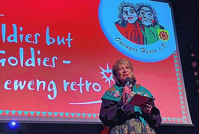 „Hex, Hex, Hurra“ begrüßte Chefin Christine Hensler das Publikum im Kultur|O.