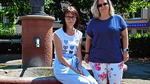 Laden zum Feiern am Handwerkerbrunnen ein: Froschenzunft-Präsidentin Annette Wrzeszcz (links) und Zunftmeisterin Martina Maier