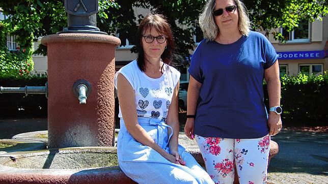 Laden zum Feiern am Handwerkerbrunnen ein: Froschenzunft-Präsidentin Annette Wrzeszcz (links) und Zunftmeisterin Martina Maier