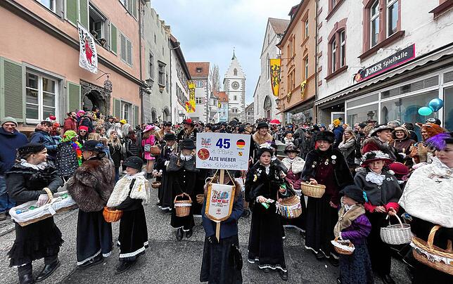 Bild 11: Tolle Stimmung beim Sonntagsumzug der Überlinger Narrenzunft &ndash; Teil 2