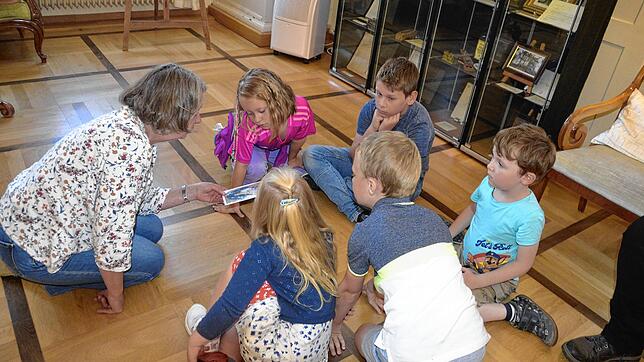 Elisabeth Kaiser (links) hält für die jungen Museumsbesucher viel Wissenswertes über die Brüder Winterhalter bereit. Bild: Sahli
