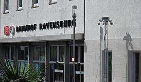 Mit mobilen Kameratürmen wie hier direkt vor dem Ravensburger Bahnhof wird das Areal überwacht. Zwei Täter haben versucht, diesen ...