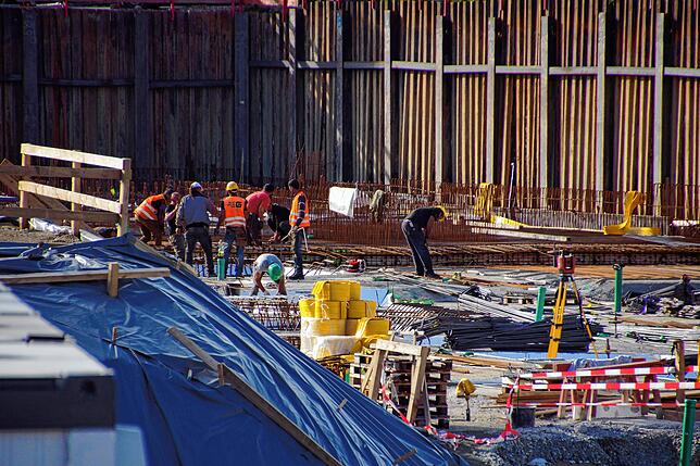 Auf der Baustelle Regenerstraße geht es voran, die Aushubarbeiten sind abgeschlossen und die Rohbauarbeiten haben begonnen, der erste ...