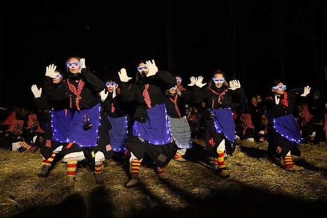 Aus der Dunkelheit ins Licht: Die Riedhexen beim Schneeschreck-Erwachen im Uniwald. Dort gibt es stets einen Start in die Fasnacht bei ...