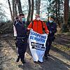Felix Müller, Mitglied von Extinction Rebellion, wird von der Polizei vom Areal vor dem Archäologischen Museum geführt. Zuvor hatte er ...