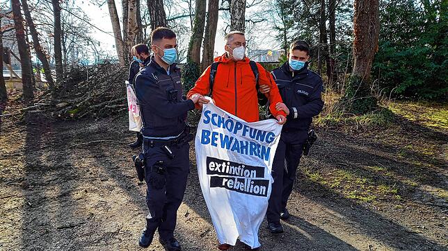 Felix Müller, Mitglied von Extinction Rebellion, wird von der Polizei vom Areal vor dem Archäologischen Museum geführt. Zuvor hatte er ...