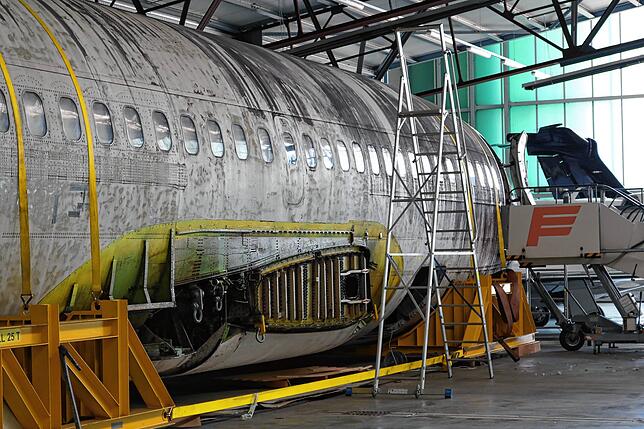 Tragflächen, Leitwerk und Triebwerke sind abmontiert.