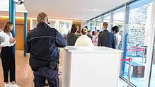 Hohe Sicherheitsvorkehrungen beim Prozess zum versuchten Mord am Landgericht Konstanz: Alle Besucher müssen durch eine Schleuse mit ...