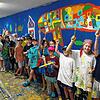 Pinsel hoch! Die Klasse 4a der Grundschule Allmannsdorf schuf in der Fußgängerunterführung eine bunte Unterwasserwelt nach Hundertwasser.
