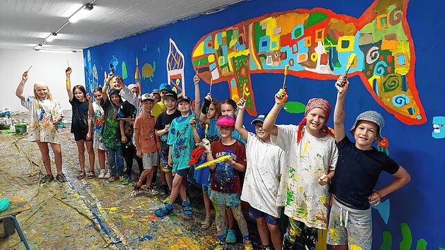 Pinsel hoch! Die Klasse 4a der Grundschule Allmannsdorf schuf in der Fußgängerunterführung eine bunte Unterwasserwelt nach Hundertwasser.