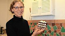 Einfach zum Anbeißen ist diese Schwarzwälder Kirschtorte. Doch sie ist aus Keramik. Ein Werk von Anita Flößer