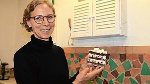 Einfach zum Anbeißen ist diese Schwarzwälder Kirschtorte. Doch sie ist aus Keramik. Ein Werk von Anita Flößer