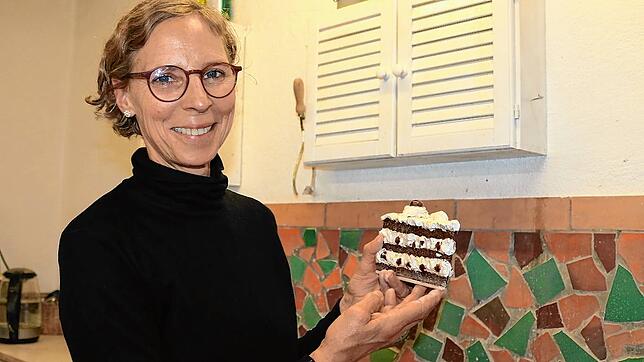 Einfach zum Anbeißen ist diese Schwarzwälder Kirschtorte. Doch sie ist aus Keramik. Ein Werk von Anita Flößer