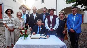 Bild : Eintrag ins Goldene Buch beim Heimatabend des Tiengener Schwyzertags – Wir haben die Bilder