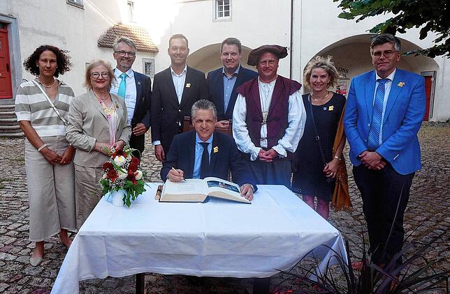 Bild 1: Eintrag ins Goldene Buch beim Heimatabend des Tiengener Schwyzertags – Wir haben die Bilder