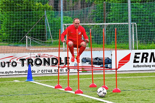 Beweglich: Alexander Rindt beim Hindernislauf im Corona-Training.