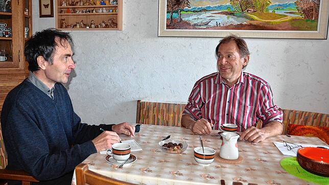 Reinhard Hencricks (rechts) im Gespräch mit SÜDKURIER-Mitarbeiter Jörg Büsche. Bild: Jörg Büsche