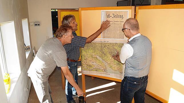 Joachim Löchle, Rudolf Koch und Heiko Sobotta sichten die Exponate zur Ausstellung über die Salemertalbahn, die ab dem 16. September in ...