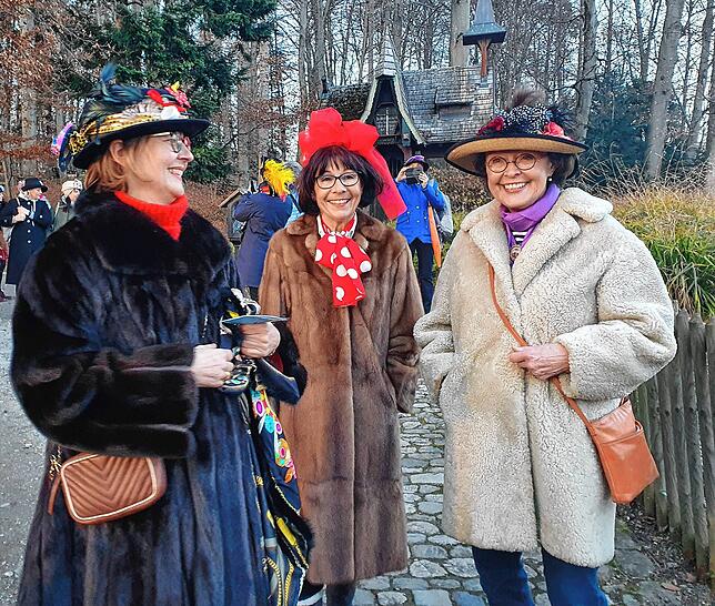 Bild 5: Frauenkaffee an der frischen Luft: Bühnenstars treffen sich im Grünen statt im Kursaal